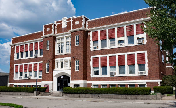 ancien bâtiment de l’école catholique - elementary school building photos et images de collection