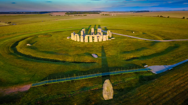 stonehenge al amanecer - stonehenge fotografías e imágenes de stock