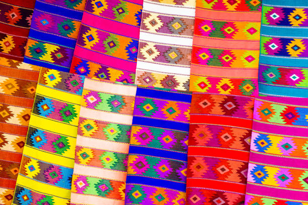 bunte stoffe auf markt in chichicastenango - bedding merchandise market textile stock-fotos und bilder