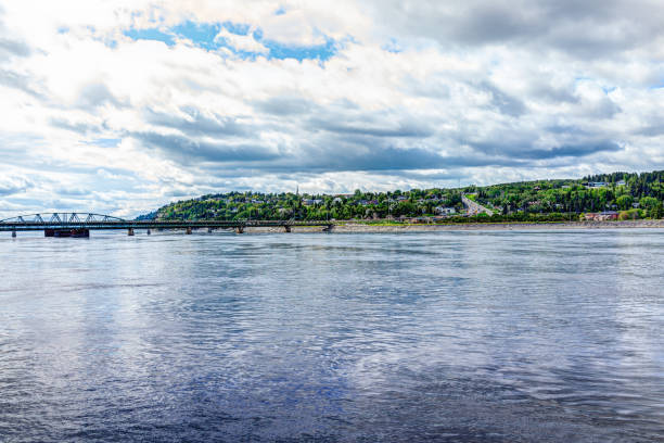 quebec pejzaż miasta saguenay miasta w kanadzie w okresie letnim z rzeki i mostu - chicoutimi travel locations nature city zdjęcia i obrazy z banku zdjęć