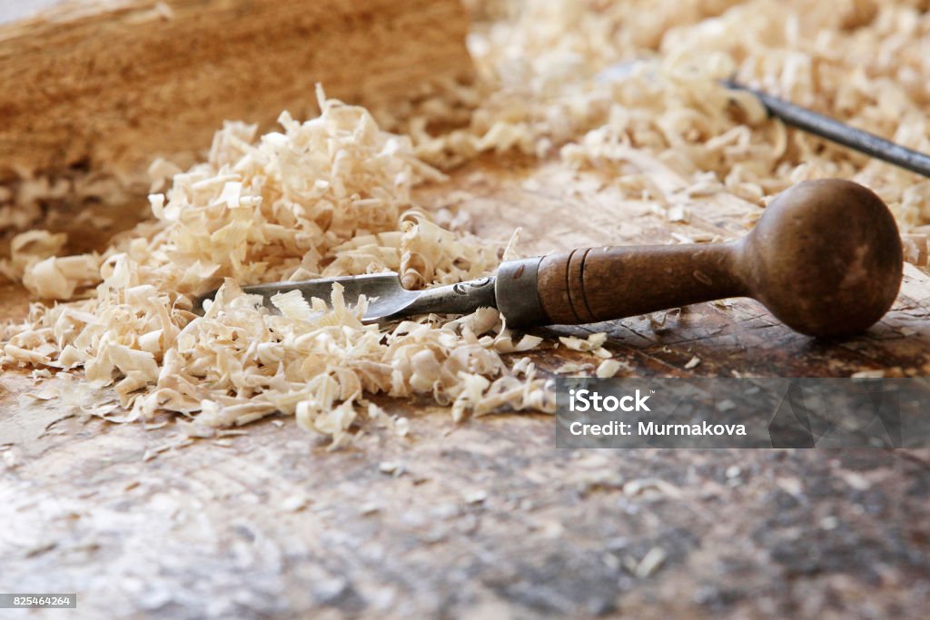 톱 밥 부스러기와 나무 보드에 끌 DIY에 대한 스톡 사진 및 기타 이미지 - DIY, 가구, 가사-집안일 - iStock