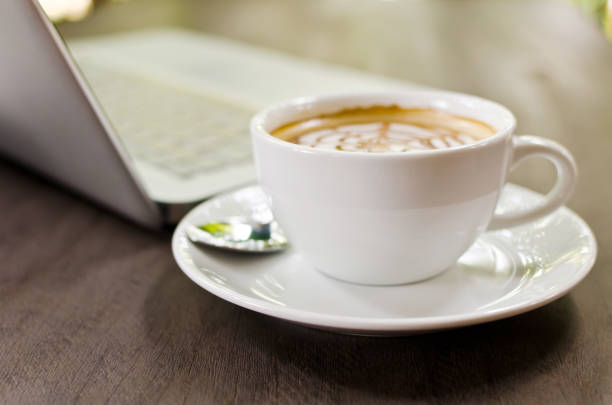 tazza da caffè e laptop sulla texture in legno. - computer key internet cafe coffee internet foto e immagini stock