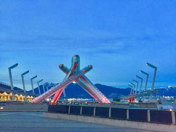 vue du chaudron olympique de vancouver en coal harbor - olympic torch photos et images de collection