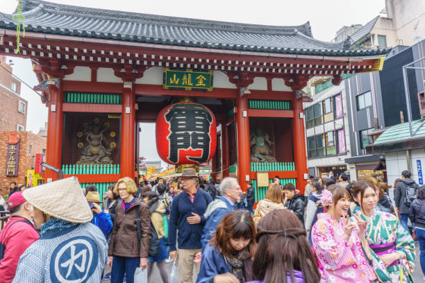 tokyo, japon - 19 novembre 2016 : devant de porte de temple sensoji/lieu de culte dans le quartier d’asakusa à tokyo, au japon. - kaminarimon gate photos et images de collection