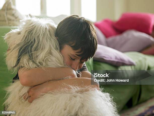 Boy Abrazándose Su Perro Foto de stock y más banco de imágenes de Perro - Perro, Abrazar, Dueño de mascota