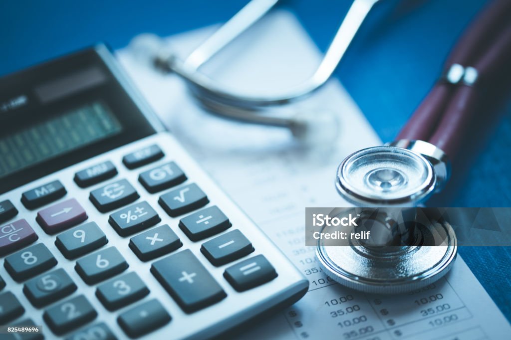 Estetoscópio e conceito de calculadora - Foto de stock de Saúde e Medicina royalty-free