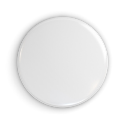 Distintivo blanco en blanco o botón aislado sobre fondo blanco con sombra. Render 3D photo
