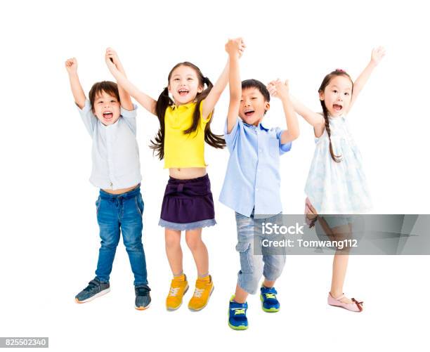 Grupo De Niños Felices Saltando Y Bailando Foto de stock y más banco de imágenes de Niño - Niño, Bailar, Saltar - Actividad física