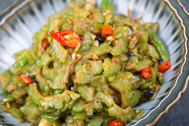 唐辛子緑ゴーヤ芯菜の炒めもの - spice green leaf gourmet ストックフォトと画像
