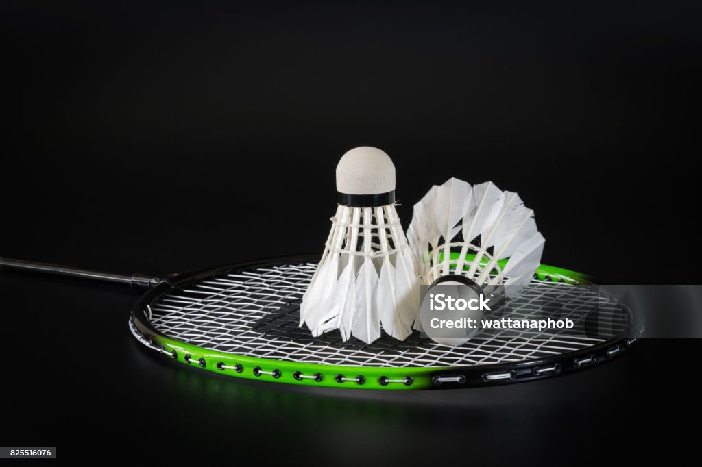 Pelota de bádminton en la raqueta de bádminton - Foto de stock de Blanco - Color libre de derechos