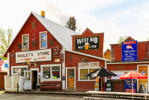 Talkeetna, Alaska: Facade of stores and pubs in the small oldtown of Talkeetna, Alaska. Residents and Tourists come here to get food, gifts and other goods.