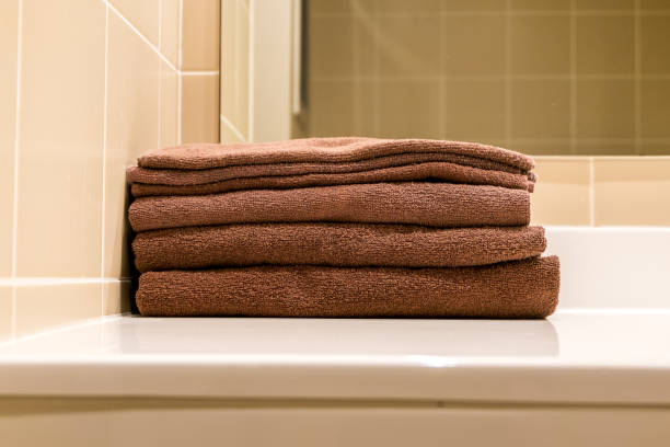 braun handtuch auf waschtisch im hotel - home interior bathroom counter top wash bowl stock-fotos und bilder