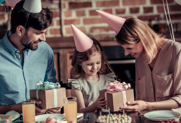 семья празднует день рождения - cake birthday domestic kitchen child стоковые фото и изображения