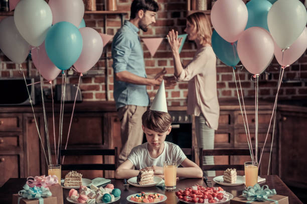 семейная ссора во время дня рождения - cake birthday domestic kitchen child стоковые фото и изображения