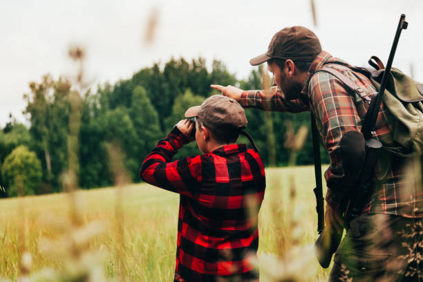 padre e hijo de caza para jabalí - cazador fotografías e imágenes de stock