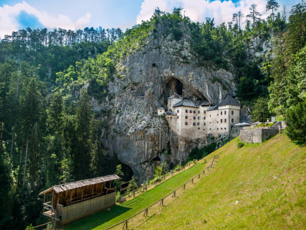 castelo de predjama - europe travel destinations horizontal slovenia - fotografias e filmes do acervo