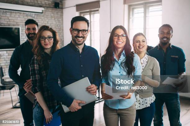 Erfolgreiches Unternehmen Mit Glückliche Arbeiter Stockfoto und mehr Bilder von Zusammenarbeit - Zusammenarbeit, Employee, Geschäftsleben