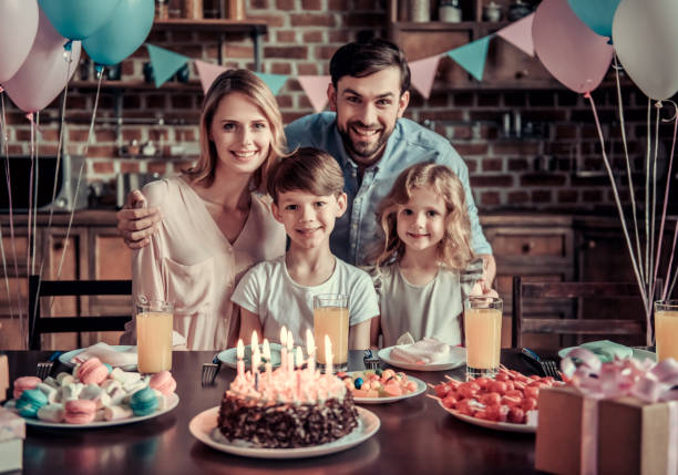 семья празднует день рождения - cake birthday domestic kitchen child стоковые фото и изображения