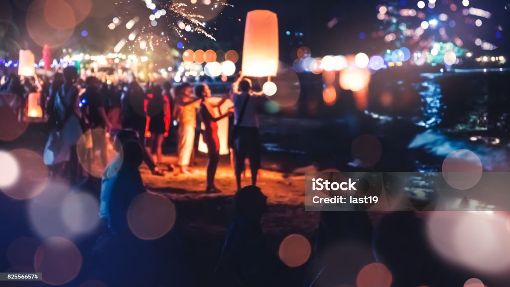 As pessoas celebram o ano novo. Fogos de artifício círculo borrão. Colorido na celebração. Praia da Tailândia - Foto de stock de Festa na praia royalty-free