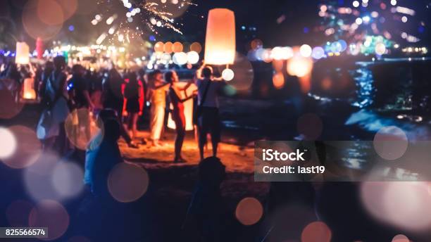 Foto de As Pessoas Celebram O Ano Novo Fogos De Artifício Círculo Borrão Colorido Na Celebração Praia Da Tailândia e mais fotos de stock de Festa na praia