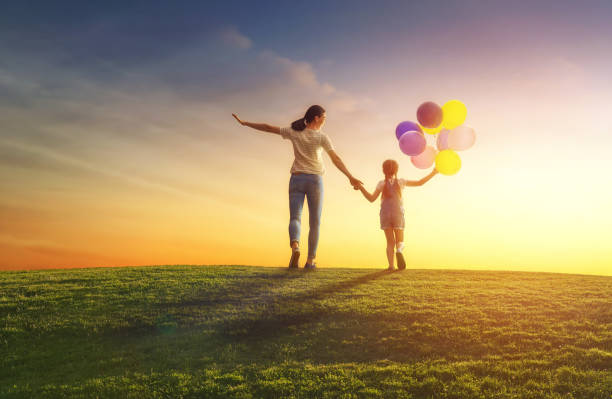 famiglia divertirsi sulla natura - sun sky child balloon foto e immagini stock