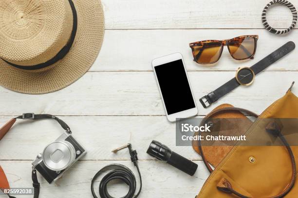 Ansicht Von Oben Flach Legen Accessoire Zu Reisen Und Technologie Mit Frau Lady Bekleidung Auf Weißer Holztisch Stockfoto und mehr Bilder von Tisch