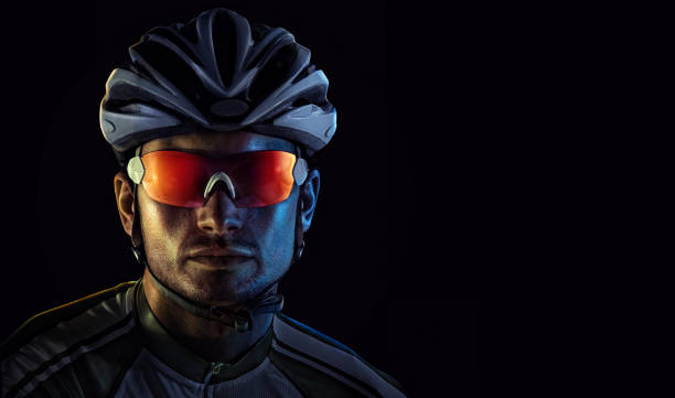 copyspace と spost の背景。サイクリスト。dramaticcolorful クローズ アップの肖像画。 - cycling bicycle bicycle gear triathlon ストックフォトと画像