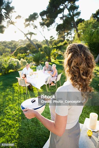 Foto de Família Em Uma Refeição Ao Ar Livre e mais fotos de stock de Caçarola - Prato Principal - Caçarola - Prato Principal, Pessoas, Família