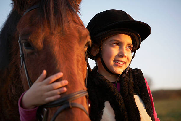 bambina abbracciare pony - horse child pony little girls foto e immagini stock