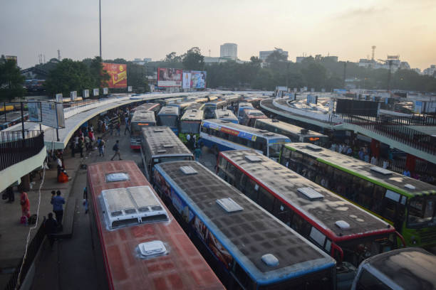 バンガロールでの朝ラッシュをバススタンドします。 - bus station ストックフォトと画像
