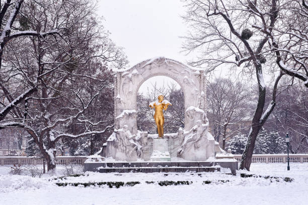 winter city park - snow winter bench park imagens e fotografias de stock