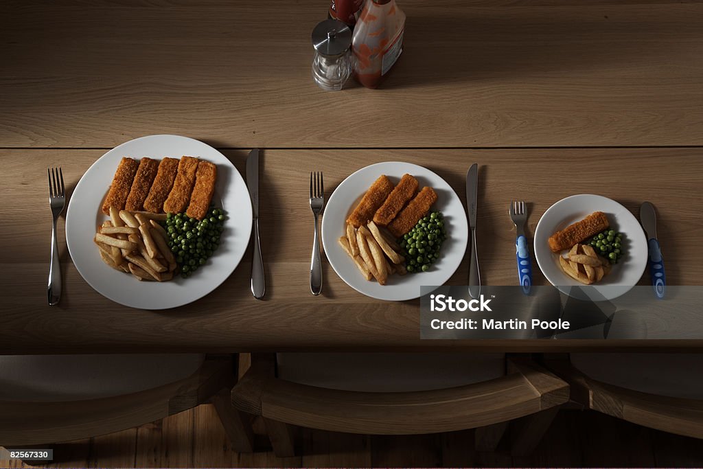 Tres porciones de los alimentos en placa - Foto de stock de Escala libre de derechos