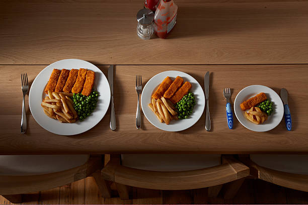 tres porciones de los alimentos en placa - various sizes fotografías e imágenes de stock