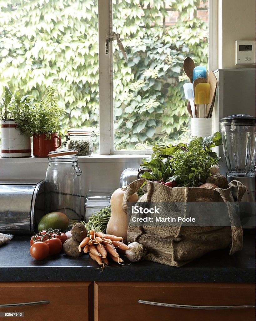 Légumes frais dans un sac en toile sur le comptoir de la cuisine - Photo de Denrée périssable libre de droits