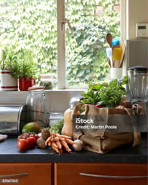 Verdure Fresche In Borsa In Tela Sul Tavolo Di Cucina - Fotografie stock e altre immagini di Generi alimentari