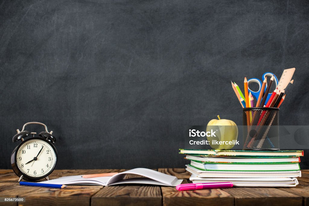 Mesa de estudante, despertador, livros e lápis - Foto de stock de Volta às Aulas royalty-free