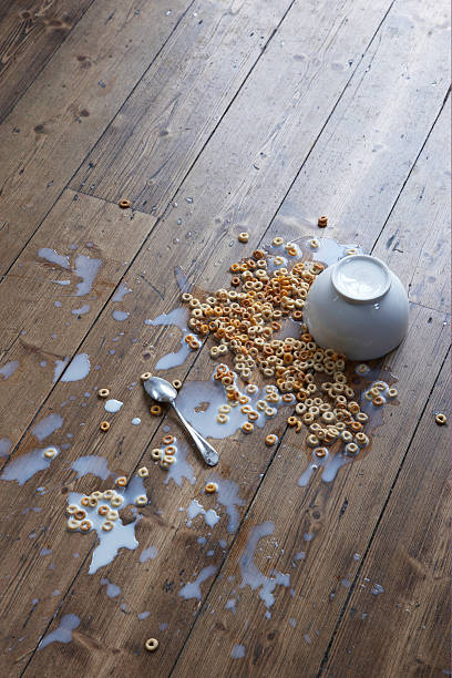 derramado cereal do café da manhã no chão - spilling - fotografias e filmes do acervo