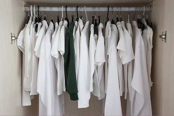 branco roupas no armário, um verde - white clothing imagens e fotografias de stock