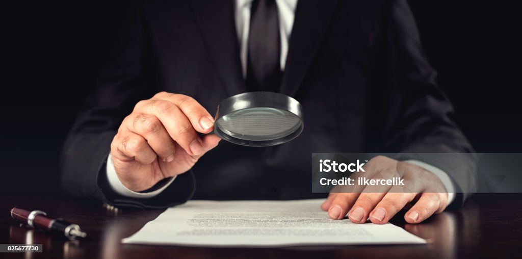 Geschäftsmann Lesung Vertragsdetails vor der Unterzeichnung - Lizenzfrei Justizwesen Stock-Foto