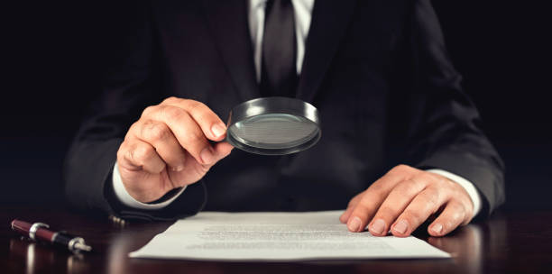 biznesmen czytanie szczegółów umowy przed podpisaniem - condition text magnifying glass contract zdjęcia i obrazy z banku zdjęć