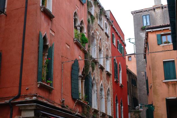 istock Street in Venecia 825678368