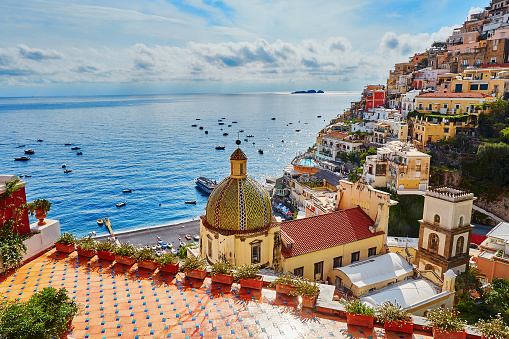 Positano, un pueblo Mediterráneo en la costa de Amalfi, Italia photo
