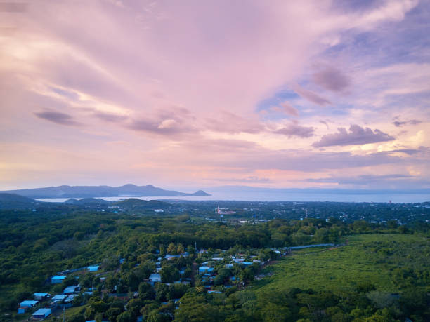 マナグア市内上空のピンク - santa barbara county above aerial view scenics ストックフォトと画像