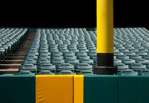 sport foul pole mit sitzplätzen - baseball player baseball outfield stadium stock-fotos und bilder