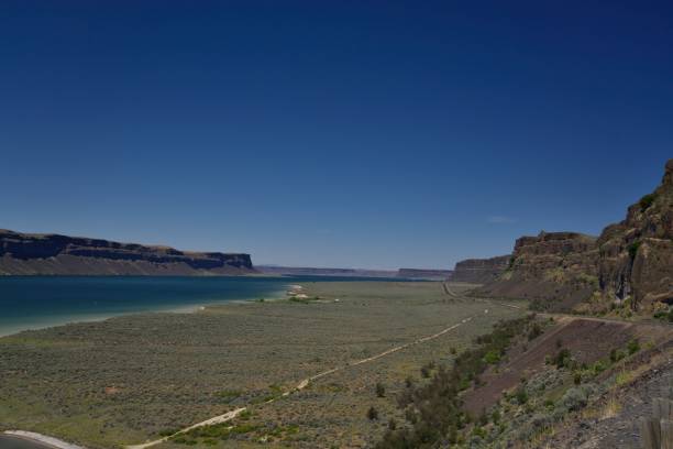 istock Road to Grand Coulee Dam 825745734