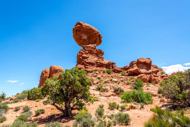 arches national park, utah state-usa - travel famous place balanced rock beauty in nature imagens e fotografias de stock