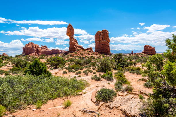 arcos del parque nacional, estado de utah-usa - travel famous place balanced rock beauty in nature fotografías e imágenes de stock