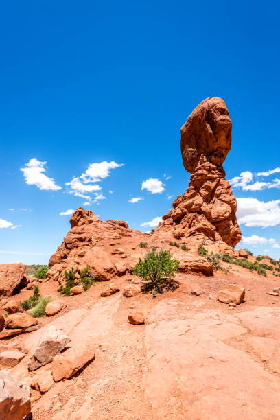 arches national park, estado de utah-eua - travel famous place balanced rock beauty in nature - fotografias e filmes do acervo