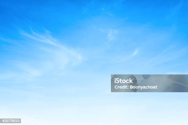 Cielo Blu E Sfondo Nuvole Bianche - Fotografie stock e altre immagini di Cielo - Cielo, Blu, Paradiso