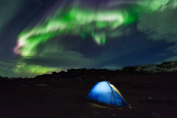 オーロラのオーバーヘッドで北のキャンプ場 - star shape sky star aurora borealis ストックフォトと画像